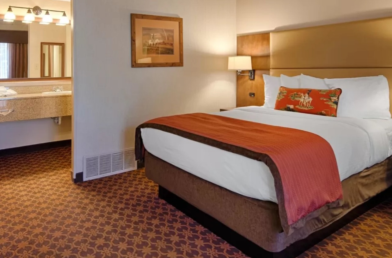 Single Queen Room
